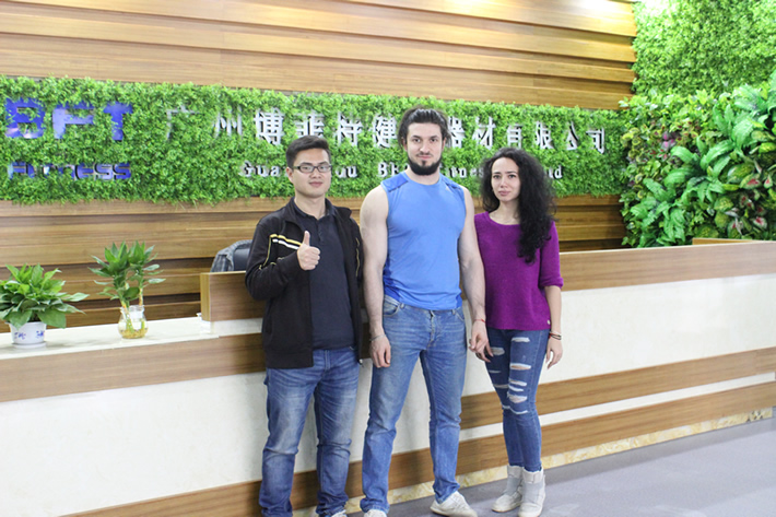 俄羅斯客戶來廣州博菲特健身器材有限公司采購(gòu)健身器械