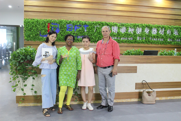 莫桑比克來(lái)中國(guó)進(jìn)口博菲特商用健身房器材